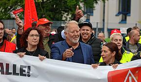 Die ZF-Beschäftigten zogen am Dienstagvormittag gemeinsam vor die Firmenzentrale. Angeführt wurde der Protestzug unter anderem von ...