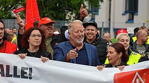 Die ZF-Beschäftigten zogen am Dienstagvormittag gemeinsam vor die Firmenzentrale. Angeführt wurde der Protestzug unter anderem von ...