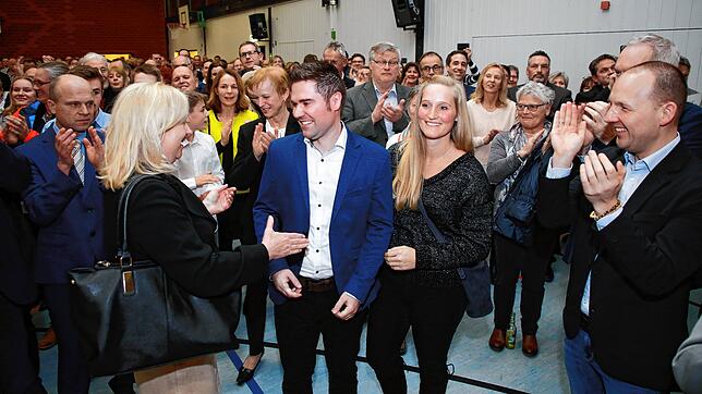 Viele wollten dem Sieger zur Bürgermeisterwahl gratulieren.