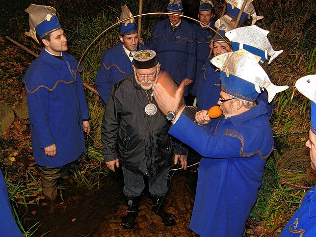 Das Zeremoniell zum Fasnetauftakt am 11.11. mit dem Fang des Alet am Mühlebach hat Ludwig Egenhofer eingeführt. Im Jahr 2010 ehrte er ...