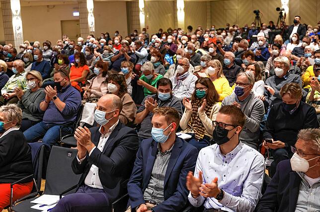 Applaus für den SÜDKURIER und die beiden Kandidaten: Das Publikum in Radolfzeller Milchwerk fühlte sich gut informiert.