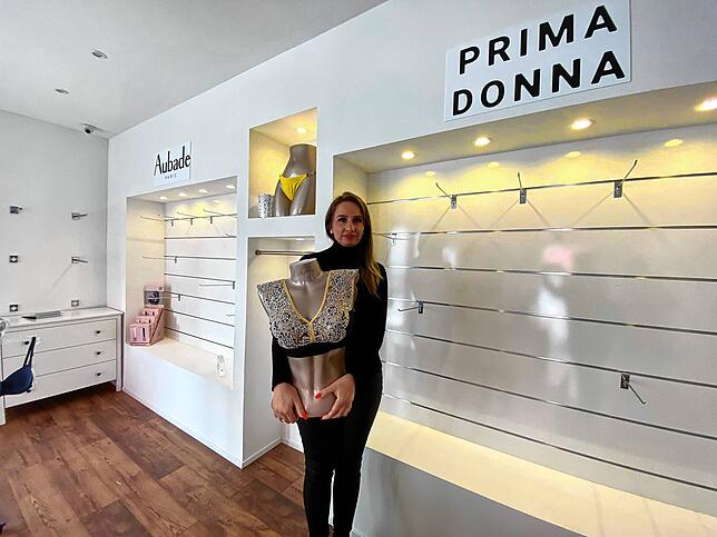 So sieht es im März 2023 nach dem Einbruch im Laden aus. Dieser BH für 180 Euro stand im Schaufenster und ist eines der wenigen Stücke, ...