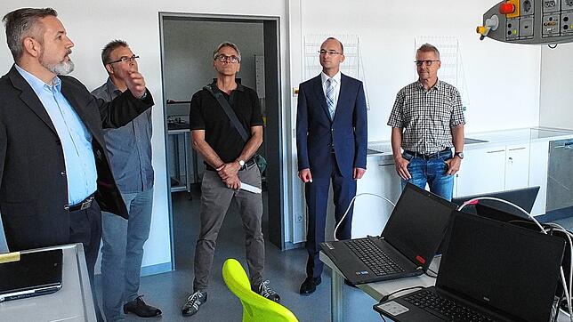 Eine moderne Ausstattung mit digitalen Medien ist für eine zeitgemäße Bildungseinrichtung wie die Gemeinschaftsschule unbedingte ...