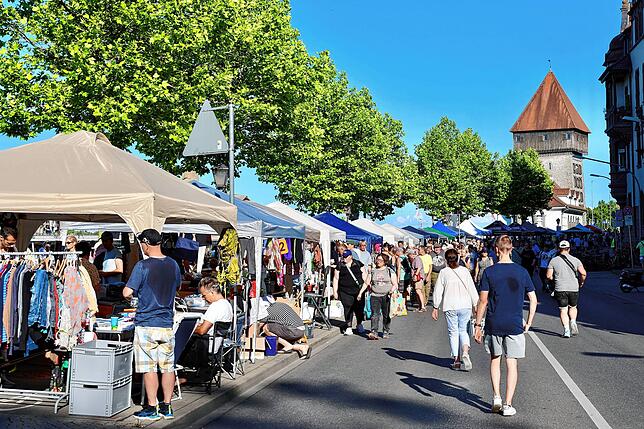 Bild 18: Mega Flohmarkt in Konstanz und Kreuzlingen: die ersten Besucher schlendern über die Verkaufsflächen