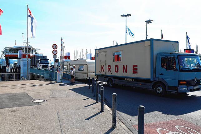 Zahlreichen Lastwagen des Zirkus nutzten am Montag die Fähre, um nach Konstanz zu kommen.