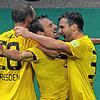 Alexander Schnetzler (Mitte) beim Jubel mit seinen Dresdner Teamkollegen nach dem 4:3-Siegtreffer in der 117. Minute im DFB-Pokal ...