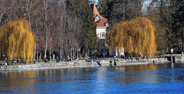 Das schöne Wetter lockte die Menschen am Wochenende ins Freie, wie hier an den Seerhein beim Herosé-Park.