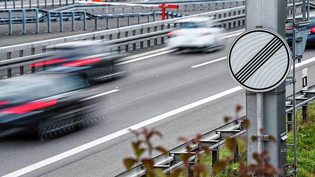 Autos fahren auf der Autobahn A81 bei Herrenberg. Wegen Wartungsarbeiten wird der Schönbuchtunnel in beiden Richtungen der A81 nachts ...