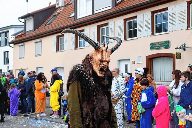 Bild 10: So bunt war der große Umzug beim Seenarrentreffen in Allensbach 2024 &ndash; Teil 3