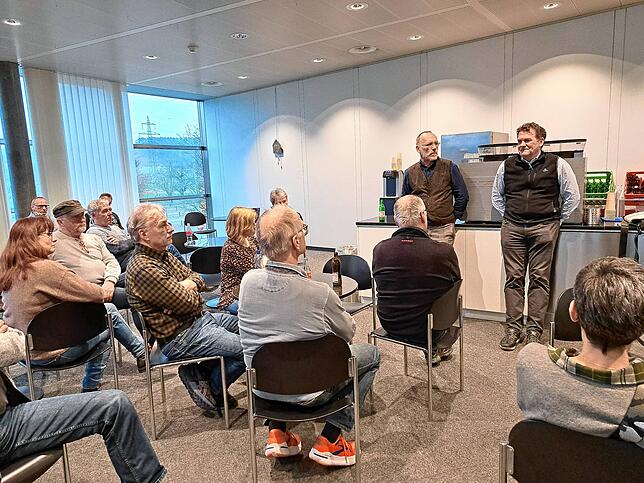 Während einer kurzen Pause beantwortete Unternehmenssprecher Thomas Gerlach (vorne rechts) Fragen der Besucher zum KKL.