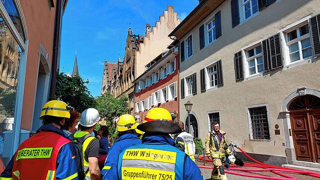 Das THW Weingarten beim Einsatz in der Konstanzer Altstadt. Durch ihre Technik und Ausbildung konnte die Statik des Gebäudes in der ...