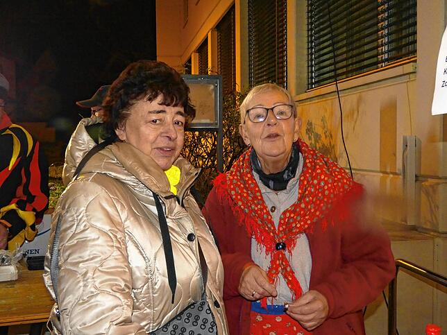 Bild 16: Der Narrenverein feiert mit der Bevölkerung den Beginn der Fasnacht auf dem Rathausplatz