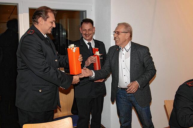 Bürgermeister Manfred Ossola (rechts) überraschte Kommandant Uwe Machui (Mitte) und seinen Stellvertreter Tobias Rimmele mit einer ...