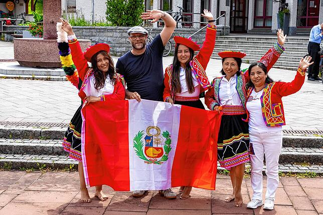 Dominik Feigenbutz mit den Peruanischen Tänzerinnen.