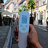 Ein Blick auf das Infrarot-Thermometer zeigt: Am Eingang zur Münsterstraße ist der sonnige Asphalt schon mittags auf 42,6 Grad erwärmt.