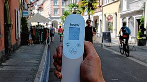 Ein Blick auf das Infrarot-Thermometer zeigt: Am Eingang zur Münsterstraße ist der sonnige Asphalt schon mittags auf 42,6 Grad erwärmt.