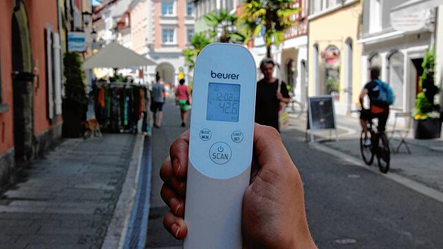 Ein Blick auf das Infrarot-Thermometer zeigt: Am Eingang zur Münsterstraße ist der sonnige Asphalt schon mittags auf 42,6 Grad erwärmt.