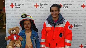 Amira und Emmaradia (rechts) sind einmal in die Einsatzkleidung des DRK geschlüpft