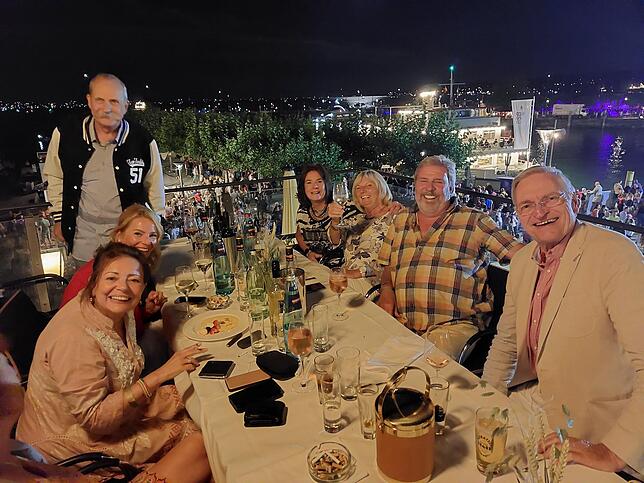 Gäste auf der Konzil-Terrasse lassen den Abend ausklingen.