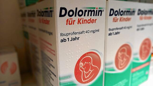 Der speziell für Kinder entwickelte Fiebersaft der Marke Dolormin des Anbieters Johnson & Johnson. Dieses und andere ähnliche ...
