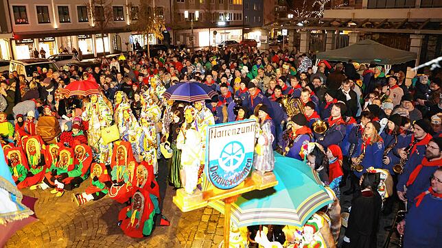 Dicht gedrängt stehen Besucher, Musiker und Narren auf dem Hanselbrunnenplatz. So viele wie wohl noch nie.