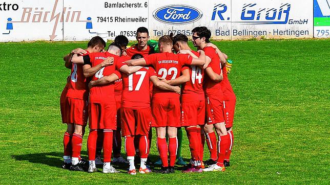 Zusammenhalten: Der SV Jestetten steht mit einem Bein schon in der Kreisliga A. Nur Erfolge des Ligarivalen VfB Waldshut oder des ...