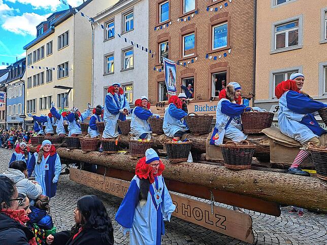 Endlich wieder dabei: Der Langholzer mit dem Elferrrat der Glonki-Gilde.