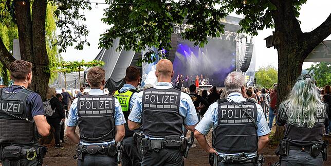 Einsatzkräfte der Polizei waren jederzeit auf dem Gelände zugegen, und über 20 Sicherheitskräfte eines Securityunternehmens sorgten für ...