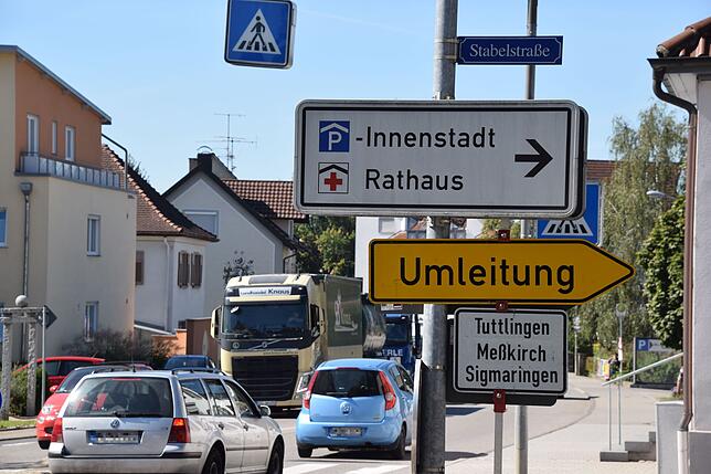 Diese Schilder weisen den Weg in die Stabelstraße, die zur Umleitungstrecke gehört.
