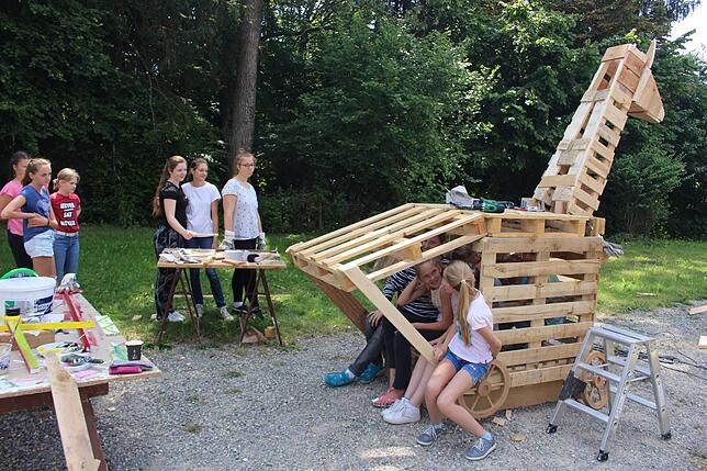 Aus Holz wurde beim Projekttag ein trojanisches Pferd gebaut.