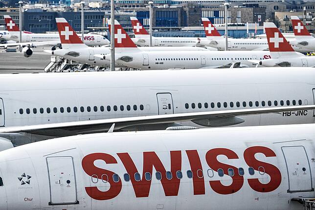 Flugzeuge der Fluggesellschaft &bdquo;Swiss&ldquo; stehen am Flughafen Zürich.