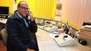 Zurzeit verwendet die Freiwillige Feuerwehr von Wald, hier Kommandant Florian Brucker, noch analoge Funkgeräte. Der Gemeinderat vergab ...