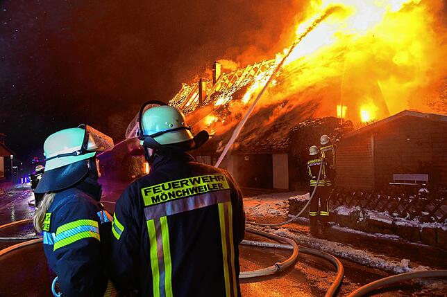 Feuerwehrleute versuchen, den Brand am 22. Januar unter Kontrolle zu bringen.