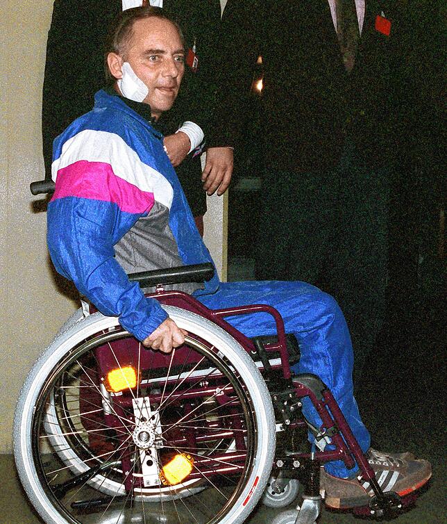 22. November 1990, Karlsruhe: Knapp sechs Wochen nach dem Attentat begibt sich Wolfgang Schäuble in seinem Rollstuhl am in der ...