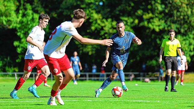 Nedzad Plavci (am Ball) versucht sich in dieser Szene gegen die Pfullendorfer Defensive durchzusetzen. Plavci legte den ersten Treffer ...