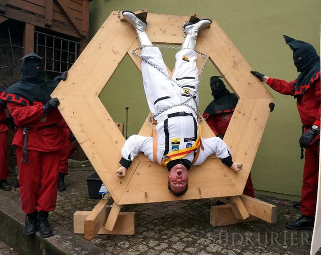 wax_ti_narrengericht_2 Die Henker kennen kein Erbarmen: Das Folterrad wird nach der Verurteilung auch auf Martin Gruner zukommen. Felix Schreiner musste 2015 ...