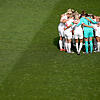 Im Fußball gibt es noch Rituale &ndash; hier schwört sich Team England vor dem Anpfiff des Achtelfinales der Frauen-WM aufs Spiel ein.