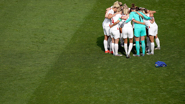 Im Fußball gibt es noch Rituale &ndash; hier schwört sich Team England vor dem Anpfiff des Achtelfinales der Frauen-WM aufs Spiel ein.