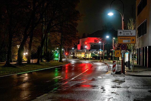 Das Theater leuchtet bunt, ansonsten herrscht „tote Hose“ auf dem Innenring.