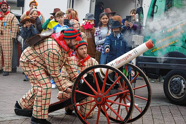 Bild 1: Bilder vom Rathaussturm der Narrizella Ratoldi auf dem Marktplatz Radolfzell