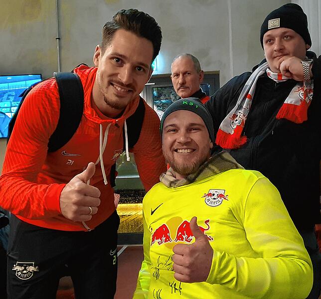 Bild 18: RB Leipzig bereitet Kevin Simanowski einen herzlichen Empfang &ndash; und wir haben Bilder!