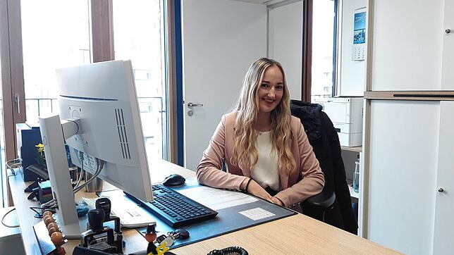 Sarah Schmieder wurde nach ihrer Ausbildung übernommen und kümmert sich im eigenen Büro unter anderem um Rentenangelegenheiten.