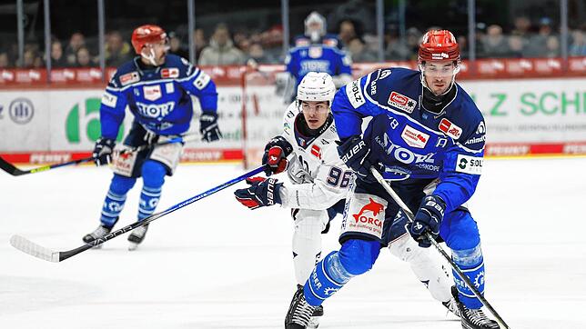 Der Schwenninger Will Weber (vorne) ist zuversichtlich, dass die Wild Wings die Playoff-Teilnahme in den verbleibenden ...