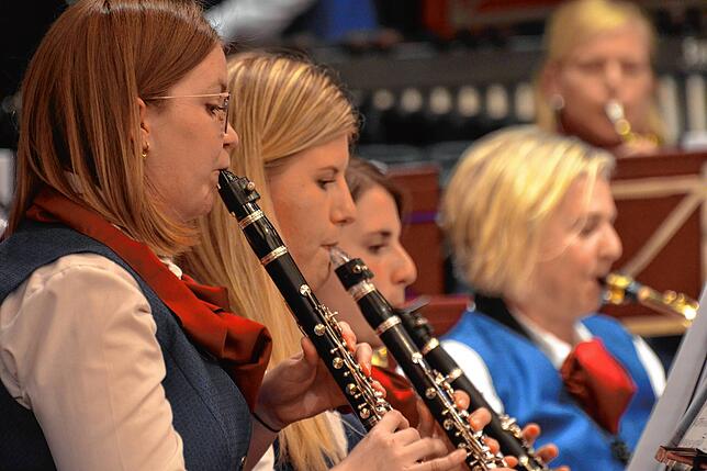 Klarinettenspielerinnen der Stadtkapelle. Die Harmonie zwischen Dirigent und Musikern stellte sich gleich wieder ein, trotz der langen ...