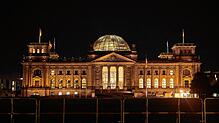 Lichter im Bundestag vor dem nächtlichen Himmel. Zehn Abgeordneten vertraten bislang den Wahlkreis Waldshut im deutschen Parlament.