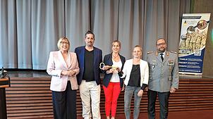 Gisela Manderla (links) übergibt zusammen mit Brigadegeneral André Abed in der Oase Haus Linzgau den Schlüssel an die neuen Pächter ...