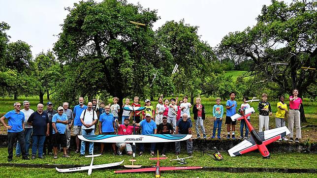 14 modellflugbegeisterte Fez-Kinder verbringen einen interessanten Nachmittag im Kreise einiger Mitglieder des Modellflugvereins ...