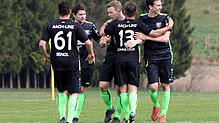 Mit dem 3:1 für Aach-Linz (Manuel Fitz, Mitte) war Orsingen-Nenzingen besiegt. Darüber freuen sich Senol Yildiz (von links), Alexander ...