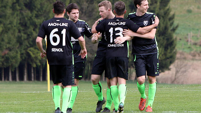 Mit dem 3:1 für Aach-Linz (Manuel Fitz, Mitte) war Orsingen-Nenzingen besiegt. Darüber freuen sich Senol Yildiz (von links), Alexander ...
