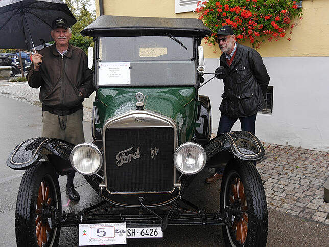 Wolfgang Bloching und sein Begleiter Martin Merkel haben zum Treffen ein Motorrad Marke Wanderer, Baujahr 1927 , mitgebracht. ...